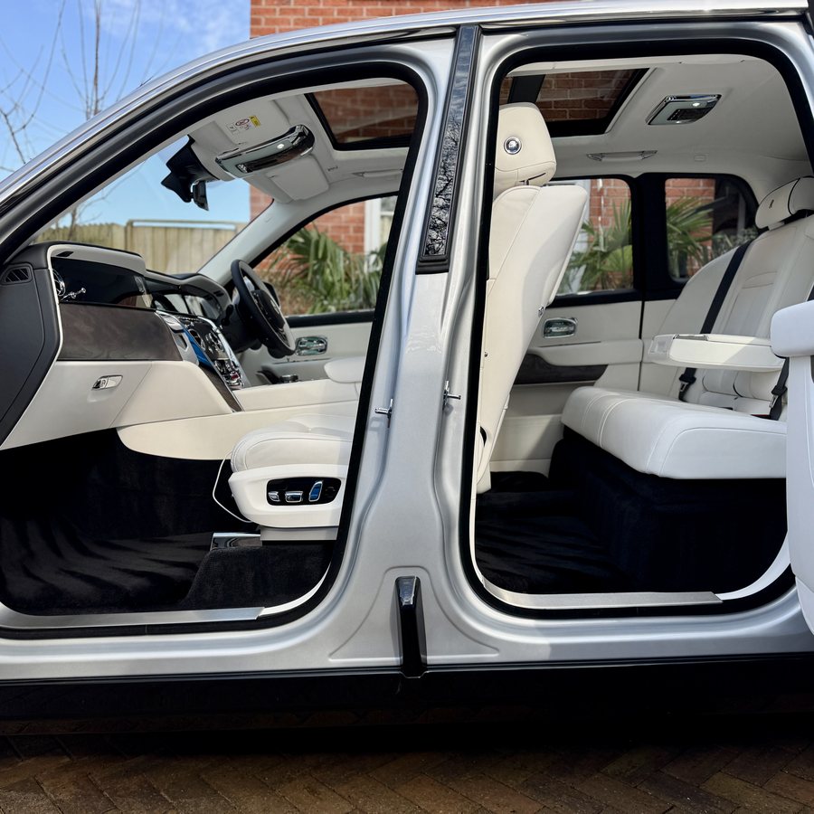 Rolls-Royce Cullinan, doors open