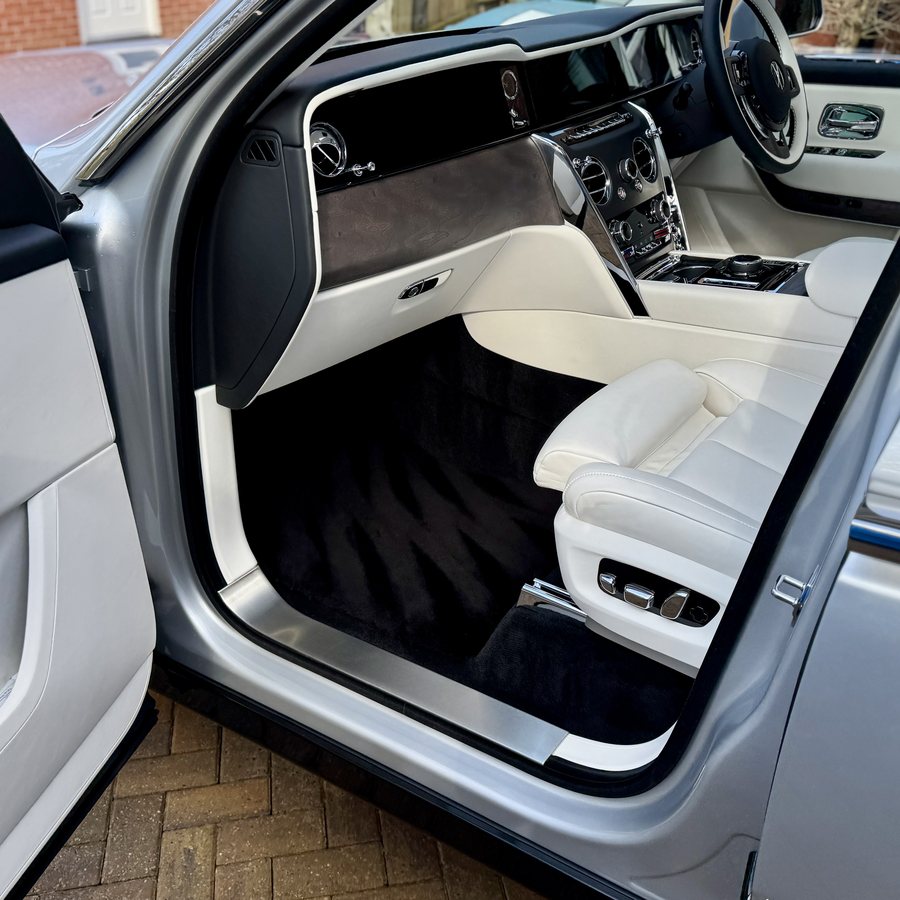 Rolls-Royce Cullinan, front sill