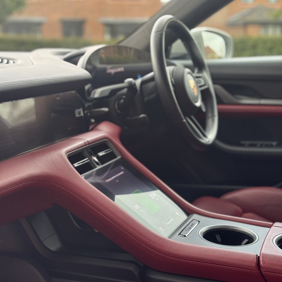 Porsche Taycan GTS, console