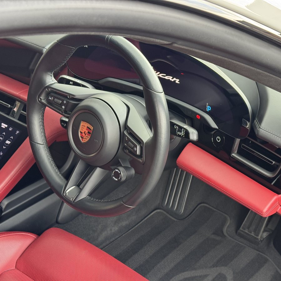 Porsche Taycan GTS, dash