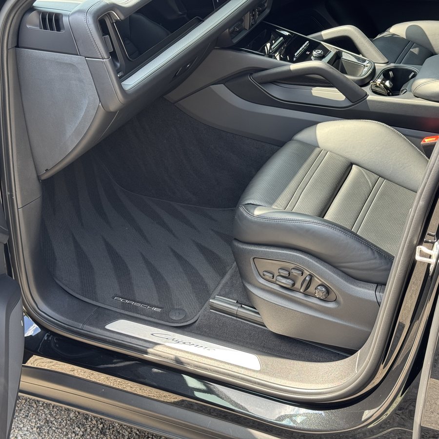 Cleaned sill and striped mat in a Porsche Cayenne